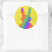 Regenbooggestreepte paashaas ronde sticker (Tas)