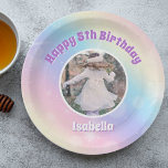 regenboogkinderen op zaterdag papieren bordje<br><div class="desc">Viel de verjaardag van je kleine meisje op met deze pastelregenboog sparkle party borden die mooie paarse letters en de aangepaste foto van je kind bevatten. Deze magische uitnodiging illustreert de betovering van de kindertijd. Voeg je foto van je kind toe voor een persoonlijke aanraking op dit schattige decor van...</div>