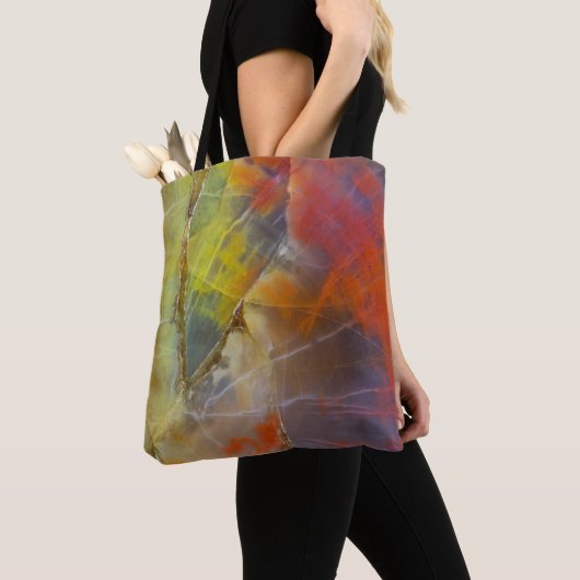 Regenboogkleurig Versteend Hout Tote Bag (Dichtbij)