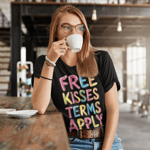 Regenboogkleurige Free Kisses Voorwaarden van toep T-shirt