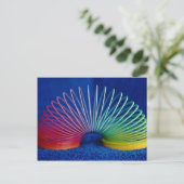 Regenboogkleurige slinkachtige speelgoed briefkaart (Staand voorkant)