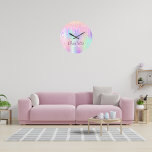 Regenbooglitter druist roze monogram grote klok<br><div class="desc">Een trendy holografische achtergrond met eenhoorn- en regenboogpastelkleuren in roze,  paarse,  roos goud,  muntgroen. Ontdekt met faux glitter-druppels in roos goud,  roze en paars. Pas een naam en je monogram initialen aan en voeg deze toe. De naam wordt geschreven met een modern hand geschreven stijlmanuscript.  Paarse gekleurde letters.</div>