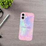 Regenbooglitter druppelt roze monogram af iPhone 16 hoesje<br><div class="desc">Een trendy holografische achtergrond met eenhoorn- en regenboogpastelkleuren in roze,  paars,  roos goud,  muntgroen. Ontkleurd met faux glitter-druppels in roos goud,  roze en paars. Personaliseer en voeg een naam,  en monogram initialen Paarse en witte gekleurde brieven toe. Een beetje alledaags glazuur om je dag op te helderen!</div>