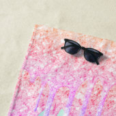 Regenbooglitter druppelt roze monogram af strandlaken (In situ)