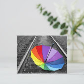 Regenboogparbrella op Briefkaart treinsporen (Staand voorkant)