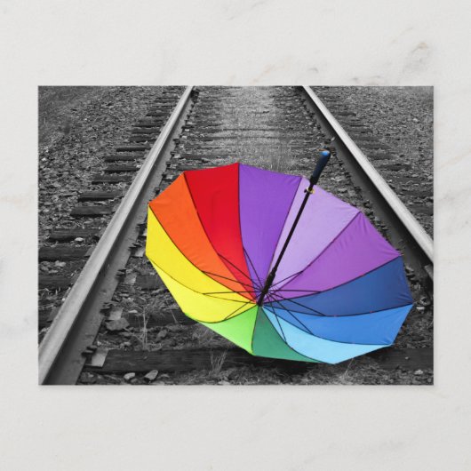 Regenboogparbrella op Briefkaart treinsporen (Voorkant)