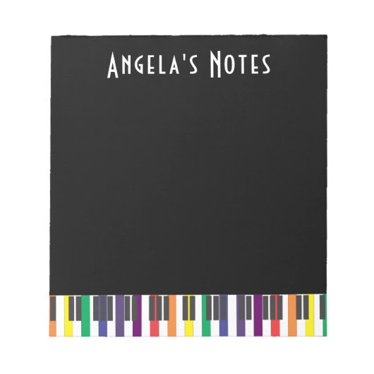 Regenboogpianotoetsen op zwart notitieblok (Voorkant)