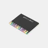 Regenboogpianotoetsen op zwart post-it® notes (Schuin)