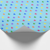 Regenboogpolka harten op babyblauw cadeaupapier (Hoek)
