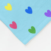Regenboogpolka harten op babyblauw fleece deken (Hoek)