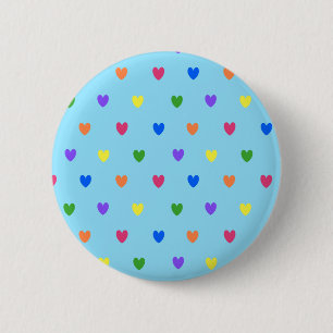 Regenboogpolka harten op babyblauw ronde button 5,7 cm