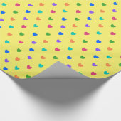 Regenboogpolka harten op geel cadeaupapier (Hoek)