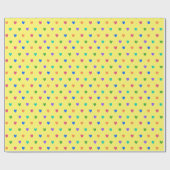 Regenboogpolka harten op geel cadeaupapier (Vlak)