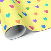Regenboogpolka harten op geel cadeaupapier (Rol Hoek)