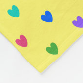 Regenboogpolka harten op geel fleece deken (Hoek)