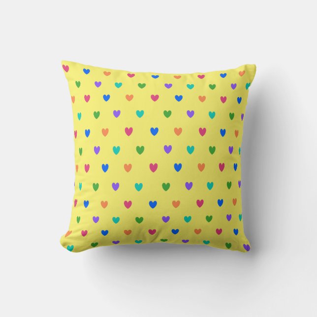 Regenboogpolka harten op geel kussen (Voorkant)