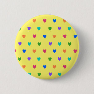 Regenboogpolka harten op geel ronde button 5,7 cm