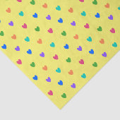 Regenboogpolka harten op geel tissuepapier (Detail)
