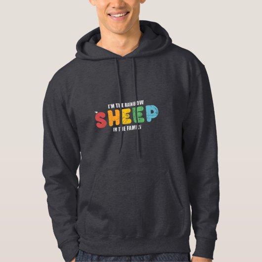 Regenboogschaap in de familiepride hoodie (Voorkant)