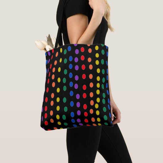 RegenboogSnoep Stippen op zwart Tote Bag (Dichtbij)