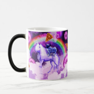 Regenboogstang in de ruimte met een eenhoorn magische mok