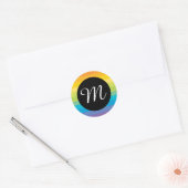Regenboogstreep met zwarte cirkel M-monogram Ronde Sticker (Envelop)