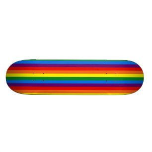 Regenboogstrips op ondersteuning voor zwarte homep skateboard