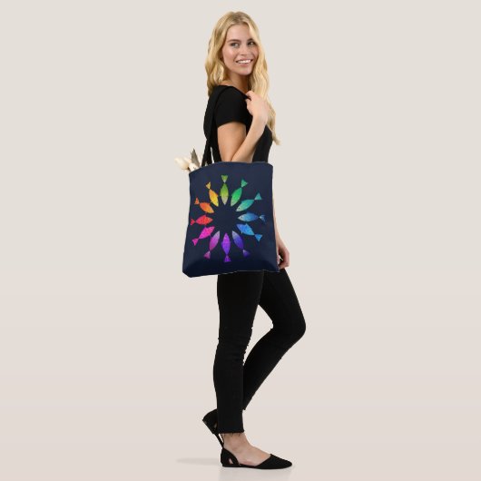 Regenboogvis in oceaan schattig kleurrijk patroon tote bag (Op model)
