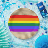 Regenboogvlag op goud papieren bordje (Feest)