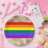 Regenboogvlag op goud papieren bordje (Feest)