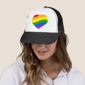 Regenboogvlag Trucker Pet (In situ)