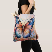 Regenboogvlinder in een bloementuin tote bag (Dichtbij)