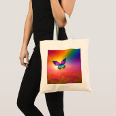 Regenboogvlinder vliegend in een veld tote bag (Voorkant (product))