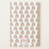 Regenboogwitte roos goudgrijze monogram planner (Achterkant)