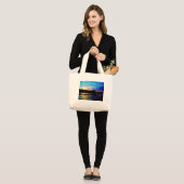 Regenboogzonsonderstel op bergmeer grote tote bag (Voorkant (model))
