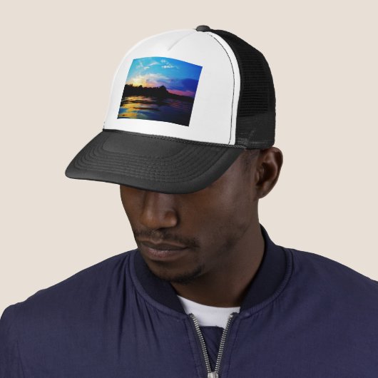 Regenboogzonsonderstel op bergmeer trucker pet (In situ)