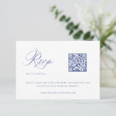Regency Blue Chinoiserie Huwelijk QR Code RSVP Kaartje (Staand voorkant)