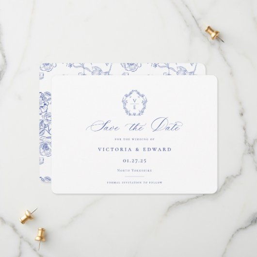 Regency Blue Monogram Crest Wedding Save The Date (Voorkant / Achterkant in situ)