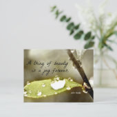 Regendruppel op blad, met citaat: "Een ding van sc Briefkaart (Staand voorkant)