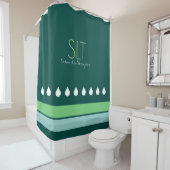 regendruppels met groen monogram douchegordijn (In situ)