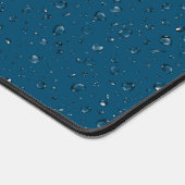 regendruppels op blauw bureaumat (Hoek)