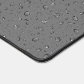 Regendruppels op donkergrijs bureaumat (Hoek)