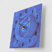 regendruppels op een blauw Roos Vierkante Klok (Hoek)