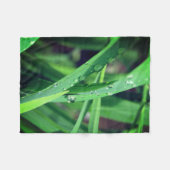 Regendruppels op gras fleece deken (Voorkant (Horizontaal))