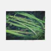 Regendruppels op gras fleece deken (Voorkant (Horizontaal))