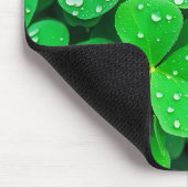 Regendruppels op klavertjes met vier bladeren muismat (Hoek)