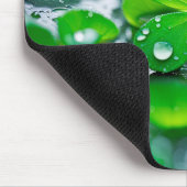 Regendruppels op klavertjes met vier bladeren muismat (Hoek)