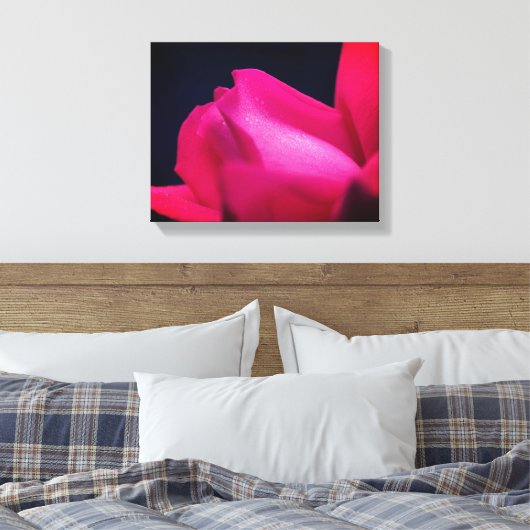 regendruppels op rode rosebud canvas afdruk (Insitu (Slaapkamer))