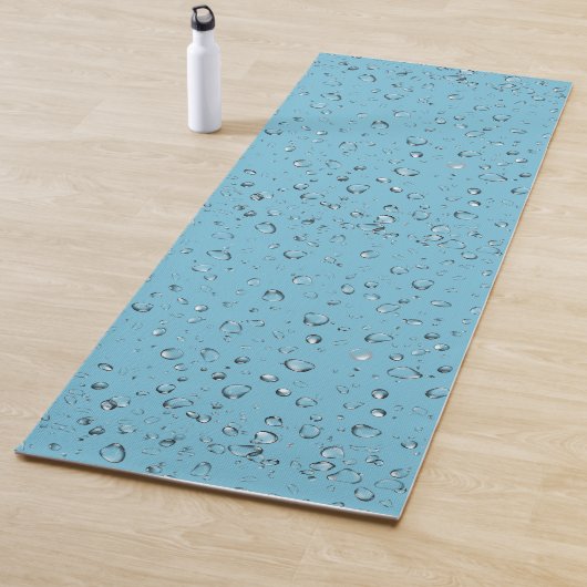 Regendruppels op turquoise achtergrond yogamat (In situ)