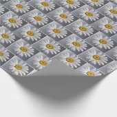 Regendruppels op witte madeliefjes cadeaupapier (Hoek)